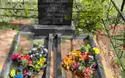 Резной памятник на могилу 'Скала' с розами и крестом