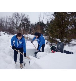 Уборка снега на кладбище
